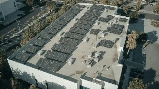 125kW 261kWh commercial battery energy storage system helping Canadian businesses reduce electricity costs and improve energy efficiency.