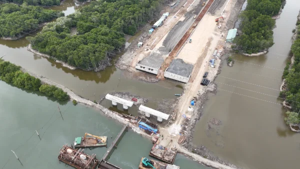 HydroSolar Mega solar-powered regional water transfer infrastructure in South America.